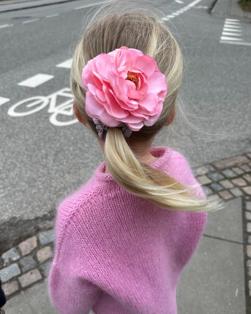 Barn iført lyserød Cloud Sweater Junior