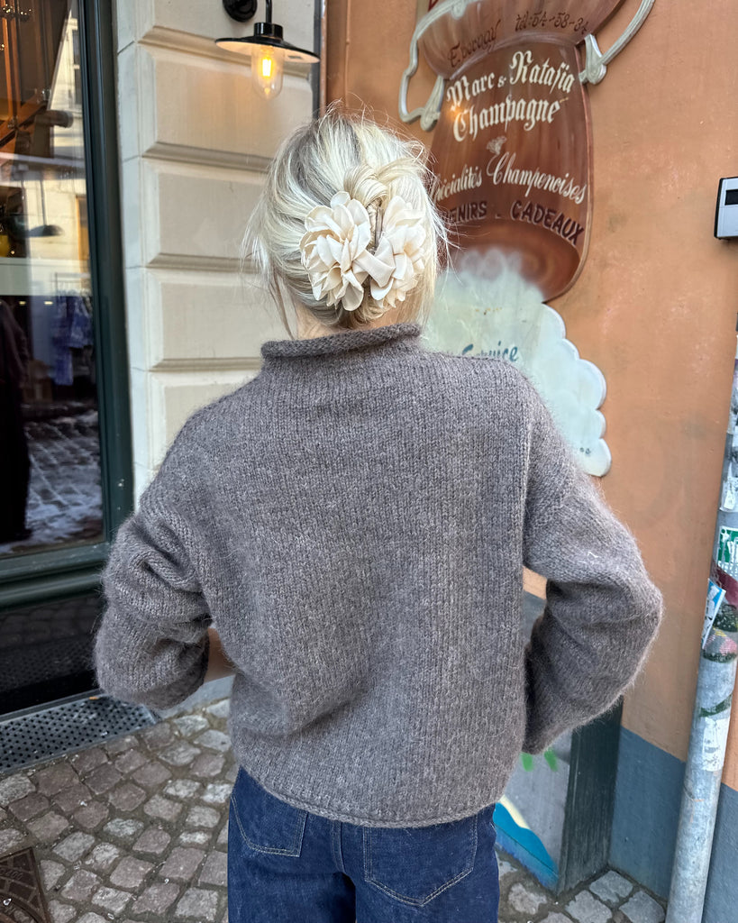 Kvinde iført brun Cloud Sweater