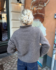 Kvinde iført brun Cloud Sweater