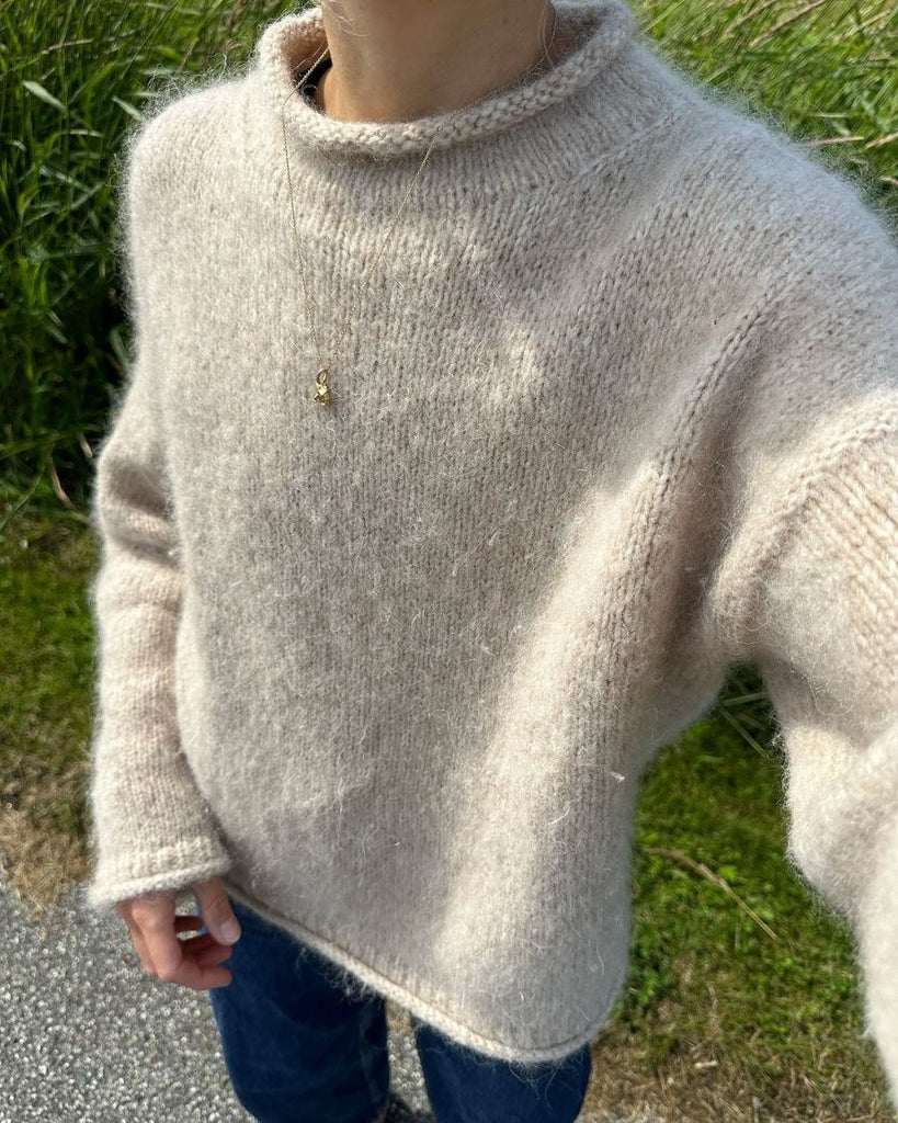 Kvinde iført beige Cloud Sweater