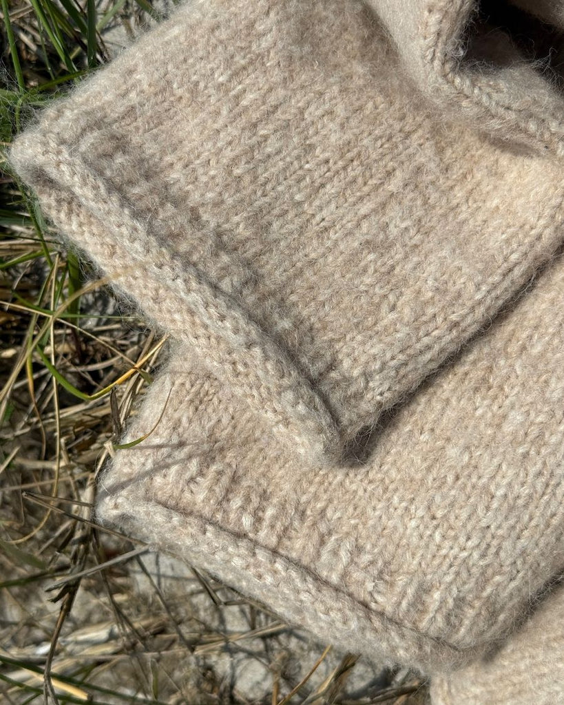 Detalje på ærmerne på beige Cloud Sweater