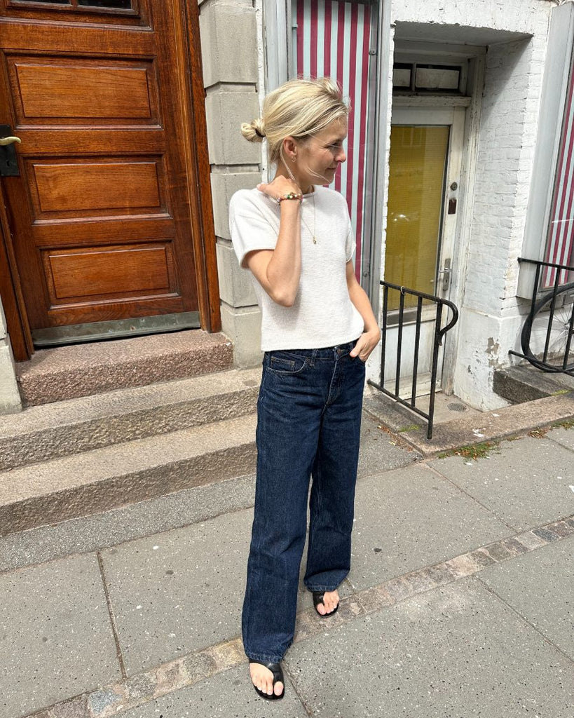 Kvinde iført hvid Cloud Tee