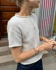 Kvinde iført hvid Cloud Tee