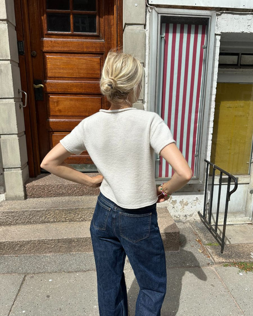 Kvinde iført hvid Cloud Tee