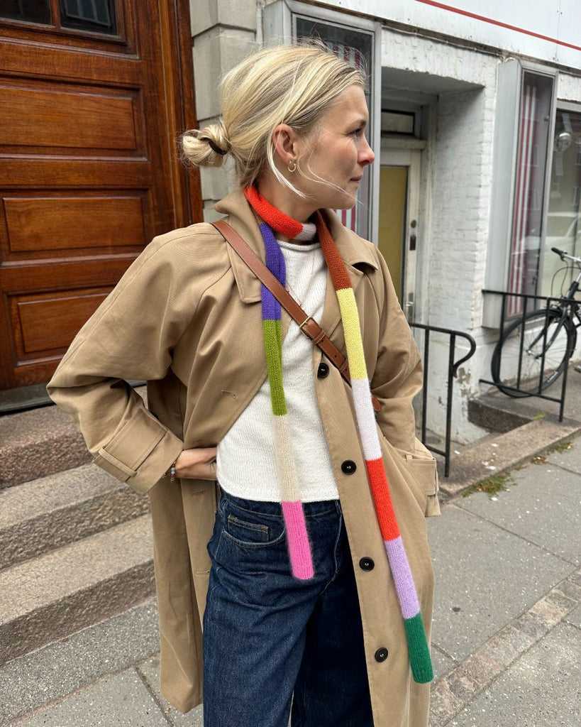 Kvinde iført multifarvet Sister Scarf