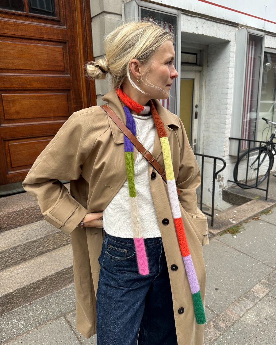 Kvinde iført multifarvet Sister Scarf