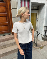 Kvinde iført hvid Cloud Tee