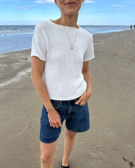 Kvinde iført hvid Cloud Tee