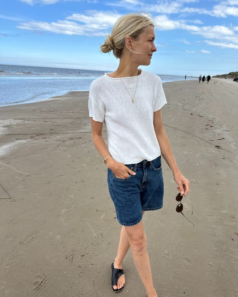 Kvinde iført hvid Cloud Tee