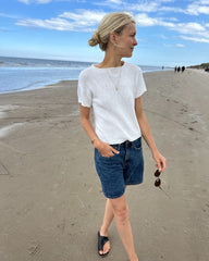 Kvinde iført hvid Cloud Tee