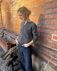 Kvinde iført grå Copenhagen Cardigan