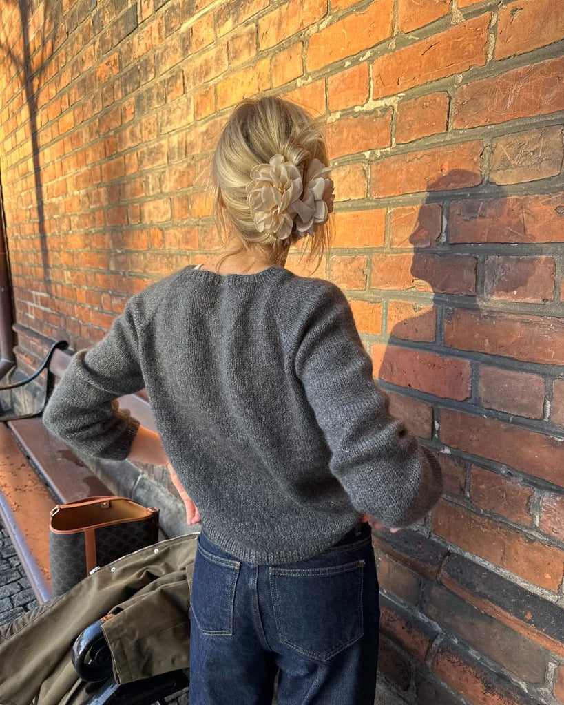 Kvinde iført grå Copenhagen Cardigan