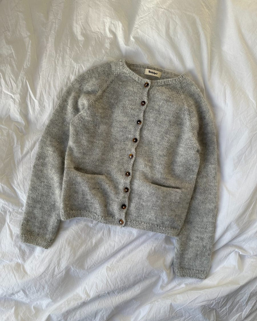 Lyse grå Copenhagen cardigan med 10 stk mørkebrune galalit knapper med 2 huller Ø 15 mm