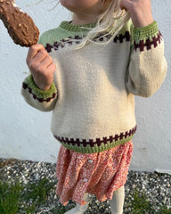 Pige iført grøn og hvid Cross Sweater Junior