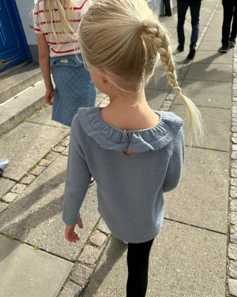 Barn iført lyseblå Dagmars Bluse