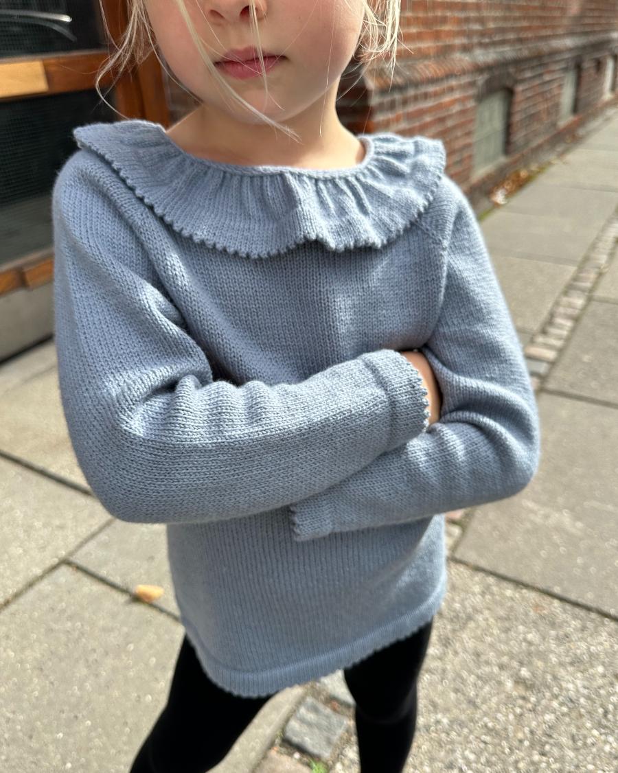 Barn iført lyseblå Dagmars Bluse