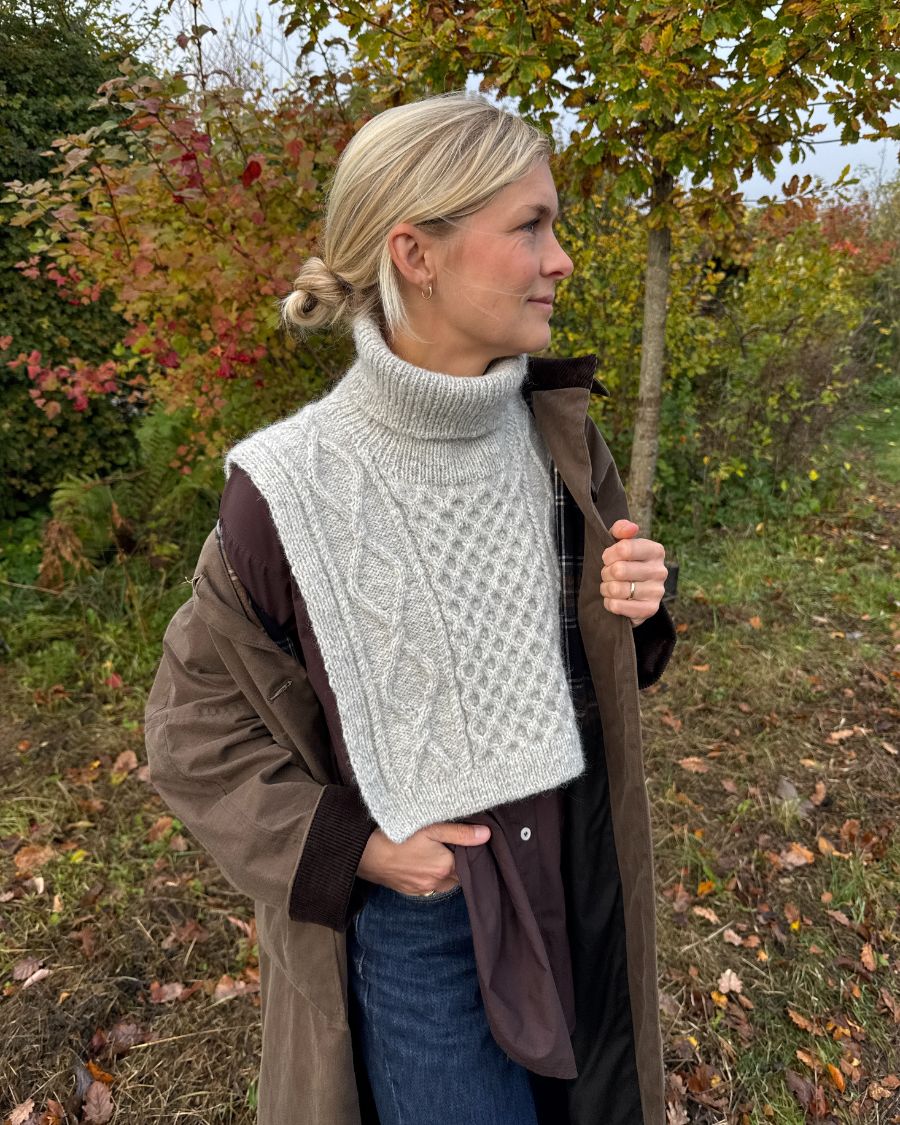 Kvinde iført grå Dagmar Neck