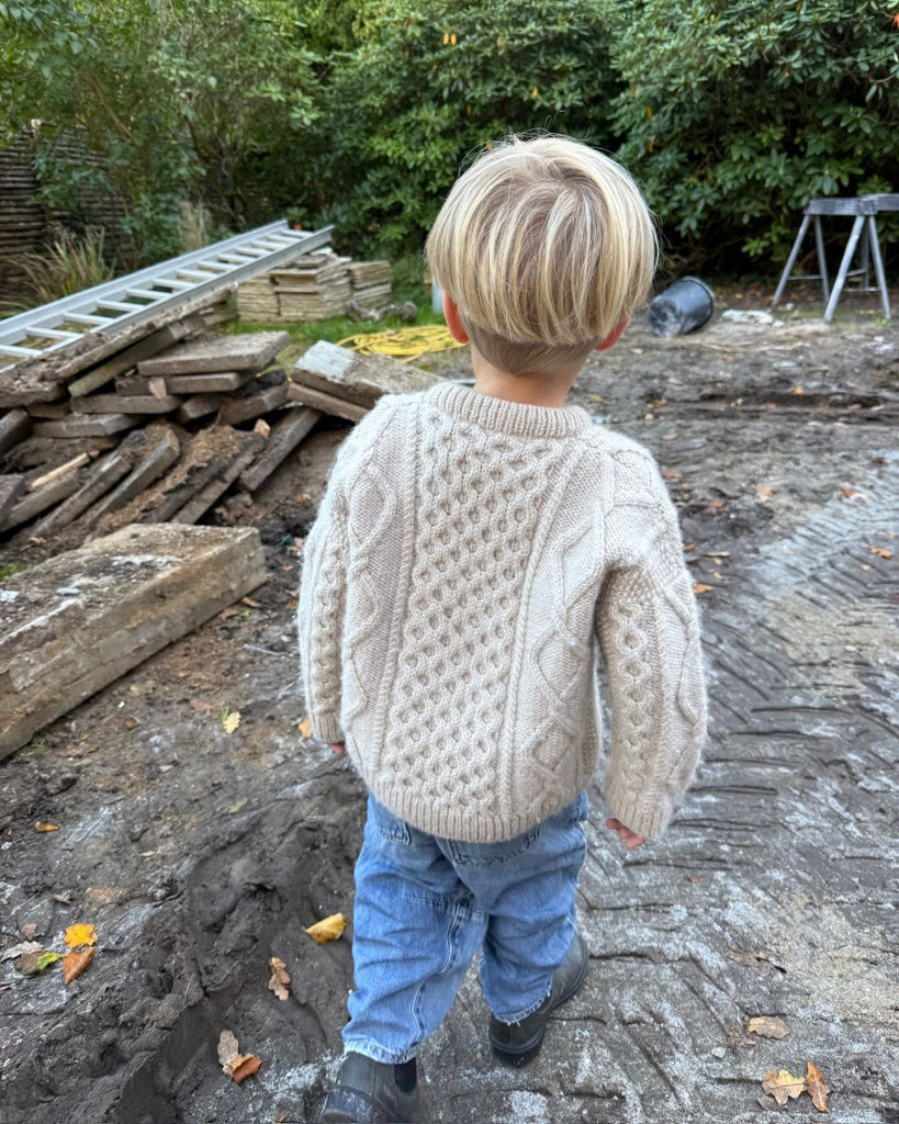 Dreng med hvid Dagmar Sweater Junior set bagfra
