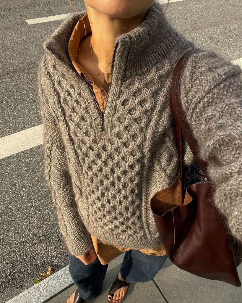 Kvinde iført brun Dagmar Zipper Sweater