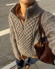 Kvinde iført brun Dagmar Zipper Sweater