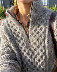 Closeup af kvinde iført brun Dagmar Zipper Sweater