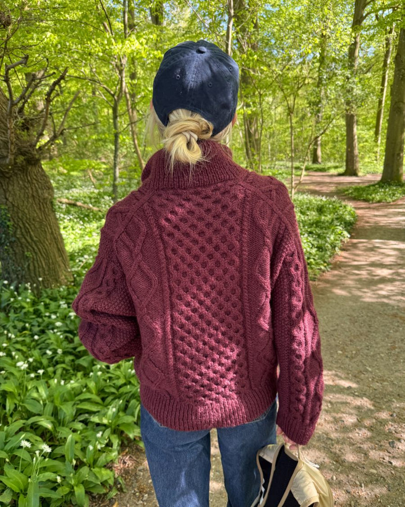 Kvinde med bordeaux Dagmar Zipper Sweater set bagfra