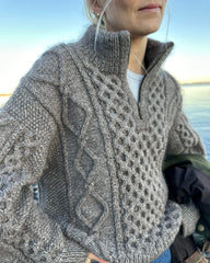 Kvinde iført grå Dagmar Zipper Sweater