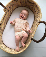 Barn iført lyserødt Ellens Legesæt