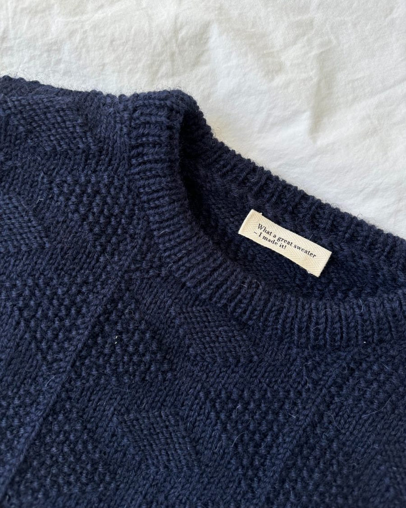 Lille tekstillabel med teksten "What a great sweater - I made it!" i nakken af Navy esther sweater