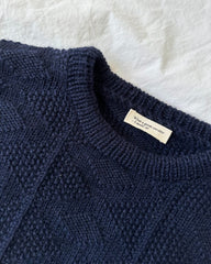 Lille tekstillabel med teksten "What a great sweater - I made it!" i nakken af Navy esther sweater