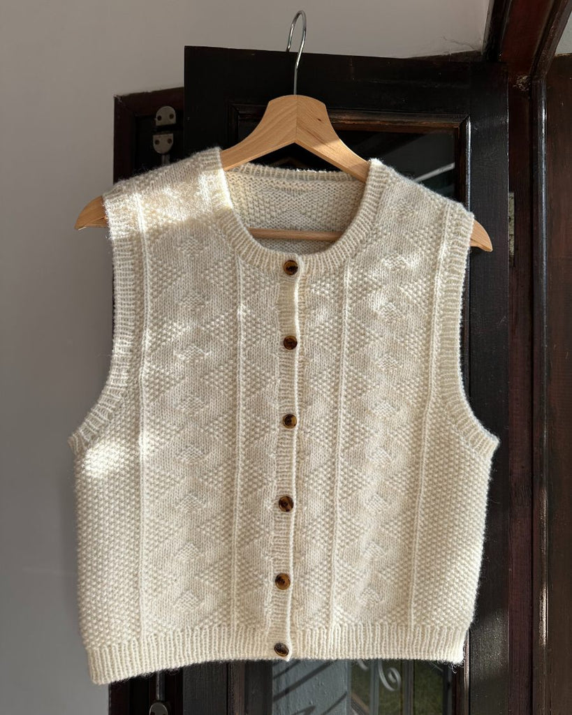 Hvid Esther Vest hængende på en bøjle