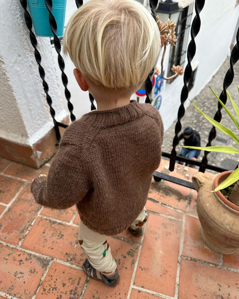 Barn iført brun Eva Cardigan Junior