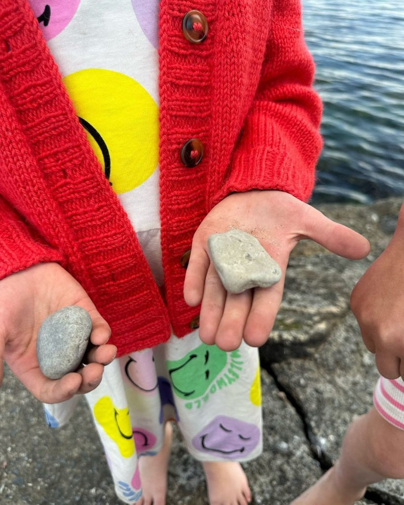 Closeup af rød Eva Cardigan Junior