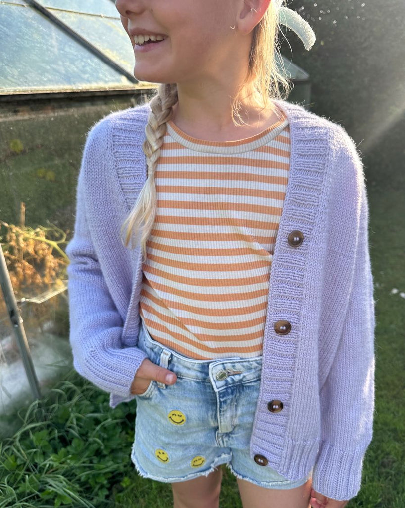 Barn iført lilla Eva Cardigan Junior