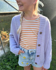 Barn iført lilla Eva Cardigan Junior