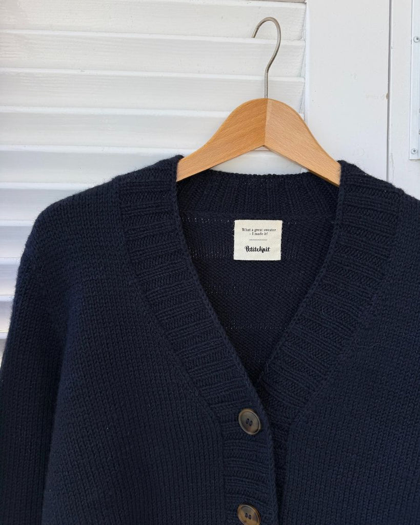 Mørkeblå Eva Cardigan hængende på bøjle