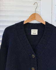 Mørkeblå Eva Cardigan hængende på bøjle