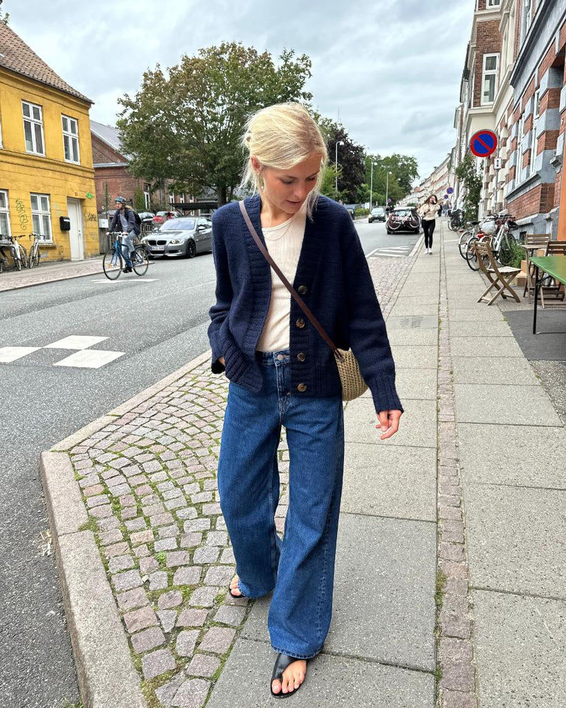 Kvinde iført mørkeblå Eva Cardigan