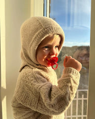 Barn iført lysbeige Everyday Balaclava