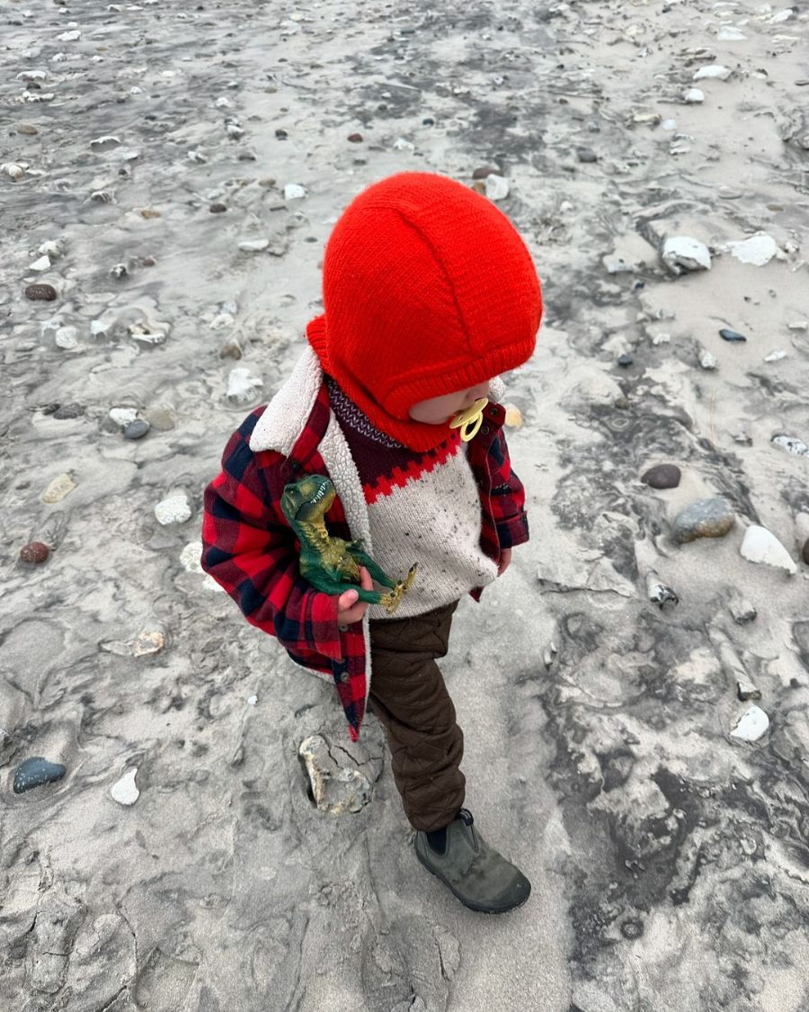 Barn iført rød Everyday Balaclava