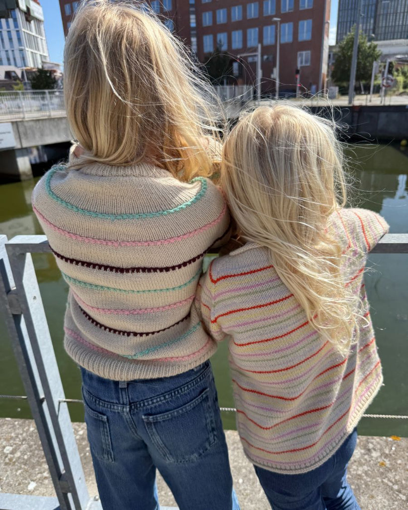 Børn set bagfra iført Festival Sweater og Frankie Sweater Junior