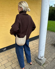 Kvinde med beige Florence Bag