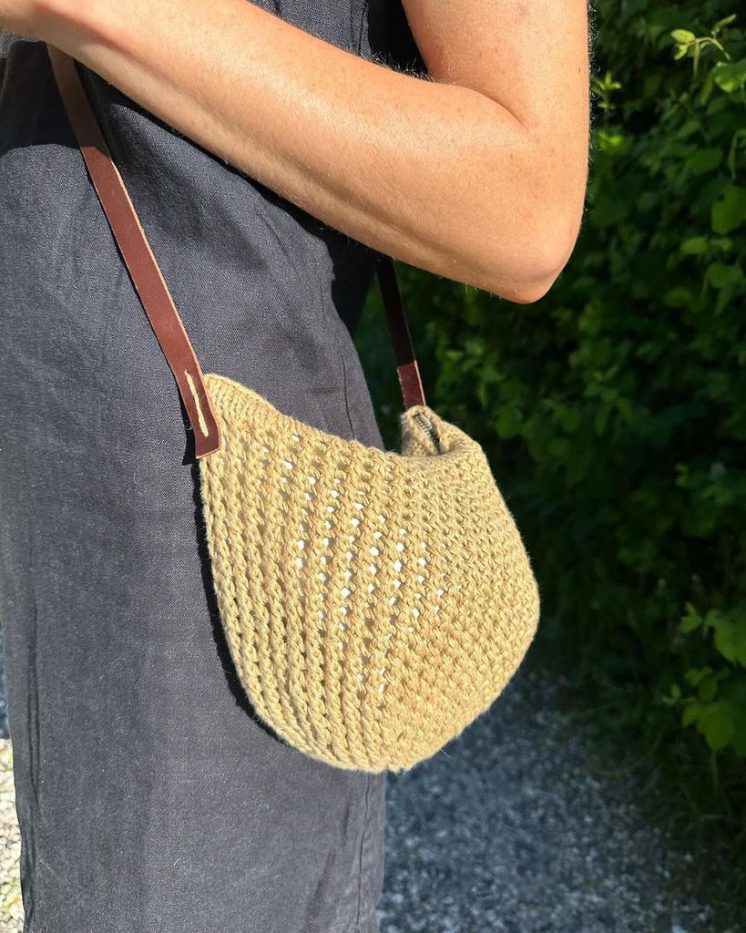 Kvinde med beige Florence Bag