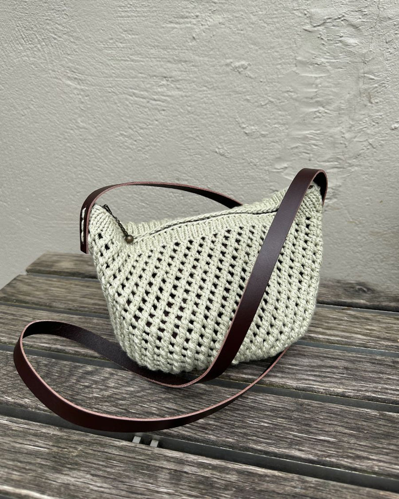 Flroence bag med mørk læderstrop  stående