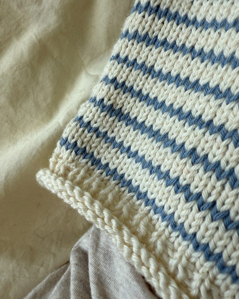 Detaljebillede af hvid og blå Frankie Sweater Baby