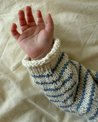 Detaljebillede af hvid og blå Frankie Sweater Baby