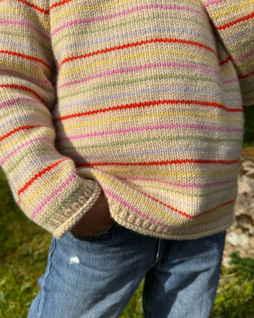 Closeup af mangefarvet Frankie Sweater Junior