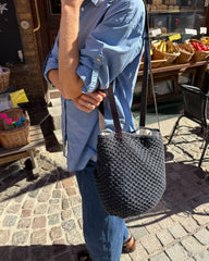 Kvinde med sort French Market Bag