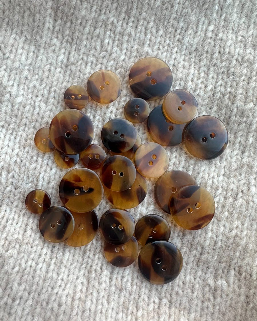 Forskellige størrelser mørkebrune galalit knapper Ø 15 mm med 2 huller