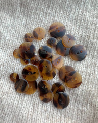 Forskellige størrelser mørkebrune galalit knapper Ø 15 mm med 2 huller